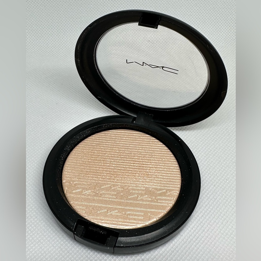 MAC Extra Dimension Skinfinish Highlighter in the shade Double-Gleam